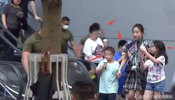 甘比帶子女逛街,一細節令人佩服,難怪劉鑾雄分500億也要娶她!