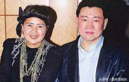 甘比帶子女逛街,一細節令人佩服,難怪劉鑾雄分500億也要娶她!