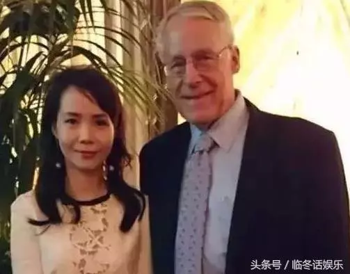 甘比帶子女逛街,一細節令人佩服,難怪劉鑾雄分500億也要娶她!