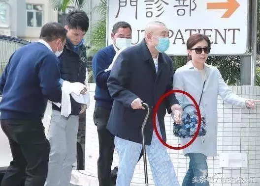 甘比帶子女逛街,一細節令人佩服,難怪劉鑾雄分500億也要娶她!