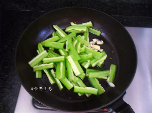 這道菜簡單快手,常吃補腎健脾,清肝明目~