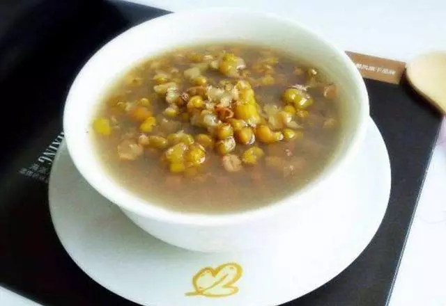 大家都知道綠豆清熱解毒的功效,它還有清熱養血的功效,適用於高血脂人群