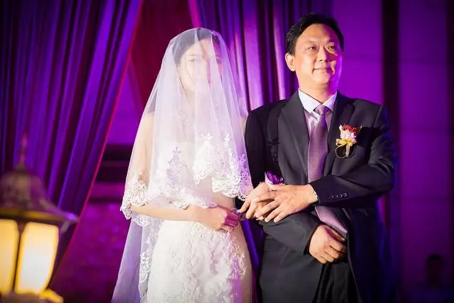 妻子去世三年我再婚,結婚前夕收到岳父的紅包,打開我熱淚盈眶