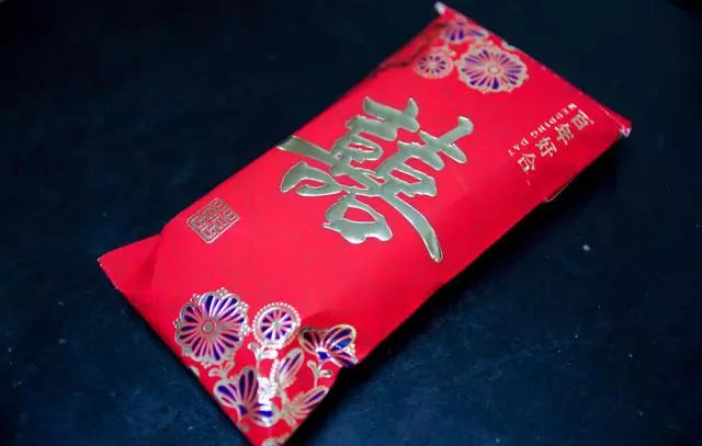 妻子去世三年我再婚,結婚前夕收到岳父的紅包,打開我熱淚盈眶