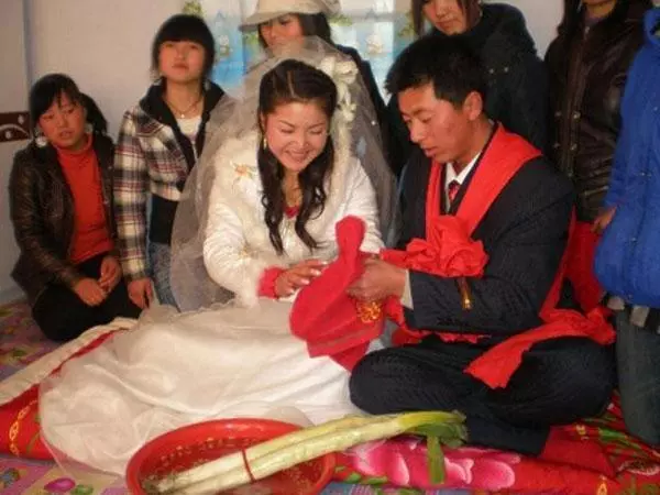 坐月子嫂子來家裡蹭飯,出門時嫂子拍拍肚子,親媽:閨女搬家吧