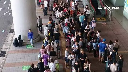 謝稱機場只出不進 陸巴士接人真相曝