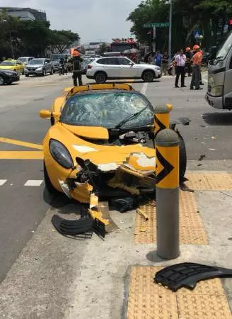 「蓮花」撞摩哆 車毀人輕傷