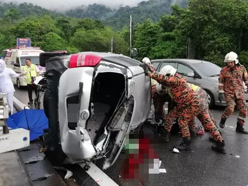大道撞分界堤翻車 休旅車女司機慘死