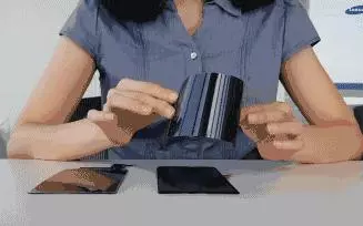 全面屏容易摔碎?三星這款螢幕,錘子砸都砸不碎!