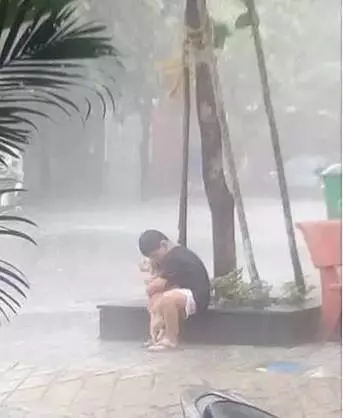 小男孩抱著狗狗在暴雨中告別:對不起...