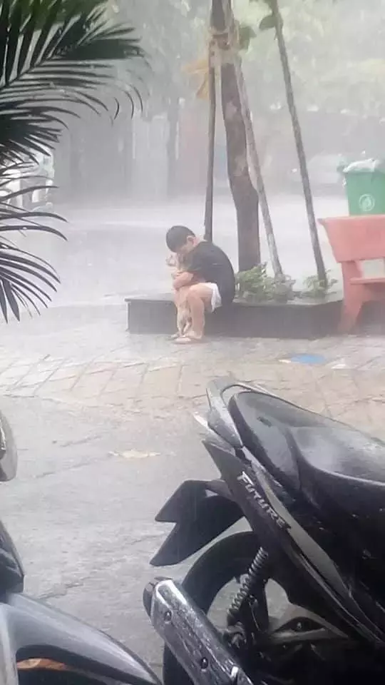 小男孩抱著狗狗在暴雨中告別:對不起...