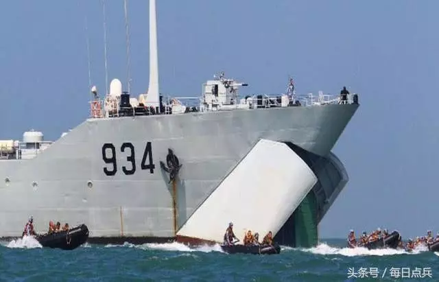 振奮人心!中國海軍又一巨獸服役,白宮官員:最擔心的事情出現了