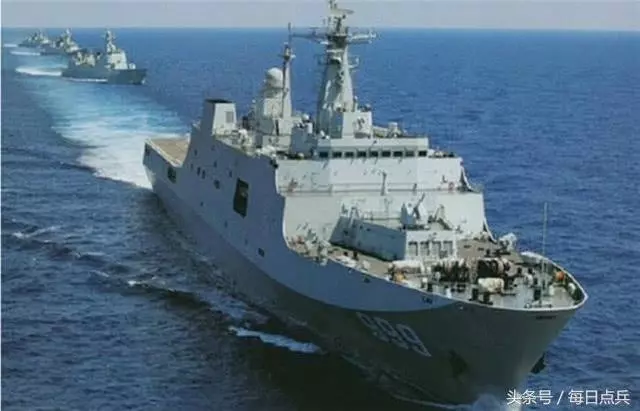 振奮人心!中國海軍又一巨獸服役,白宮官員:最擔心的事情出現了