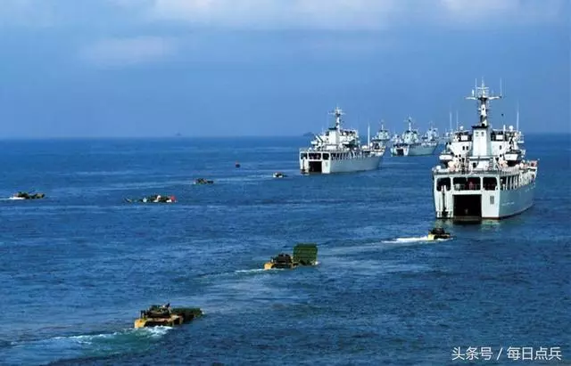 振奮人心!中國海軍又一巨獸服役,白宮官員:最擔心的事情出現了
