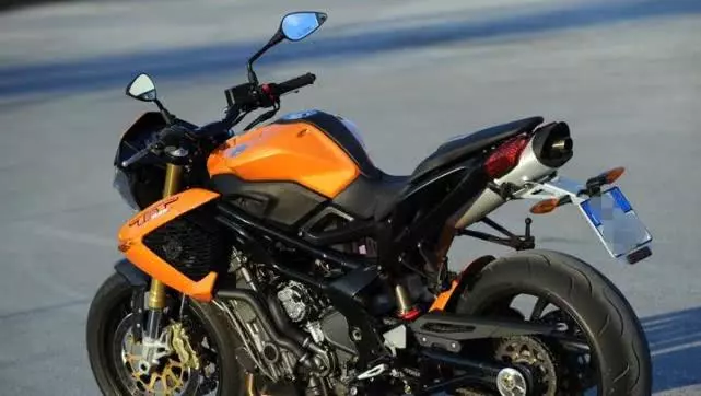三缸引擎,入門重機車,出門遊玩必備,本田Hornet 900不及它!