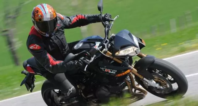 三缸引擎,入門重機車,出門遊玩必備,本田Hornet 900不及它!