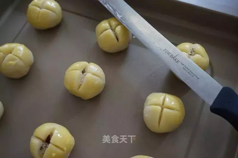 造型簡單,酸甜不膩口- 椰蓉開口酥