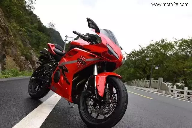 吉利集團推出新款街車類型摩托車,動力十足,顏值帥氣!