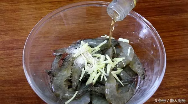 油燜大蝦這樣做,比茄汁大蝦還好吃,大蝦一點也不腥,還很入味 !