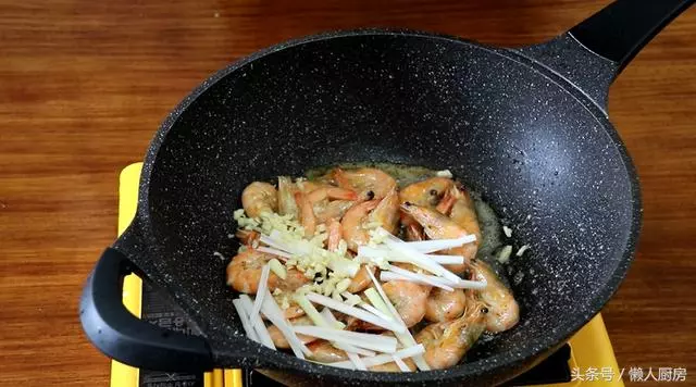 油燜大蝦這樣做,比茄汁大蝦還好吃,大蝦一點也不腥,還很入味 !