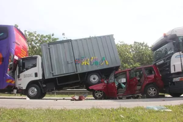 【南北大道5車連環撞】大道封路維修車速減慢,拖格撞油槽車釀禍!