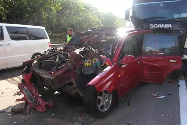 【南北大道5車連環撞】大道封路維修車速減慢,拖格撞油槽車釀禍!