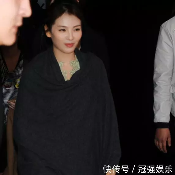 劉濤為了撈金太拼了!只穿一件鏤空連衣裙,網友血槽已空!