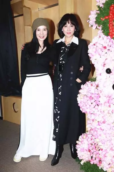 52歲關秀媚退娛樂圈13年後近照曝光,氣質不輸劉嘉玲,怪不得不混娛樂圈了!