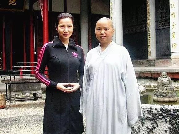 52歲關秀媚退娛樂圈13年後近照曝光,氣質不輸劉嘉玲,怪不得不混娛樂圈了!