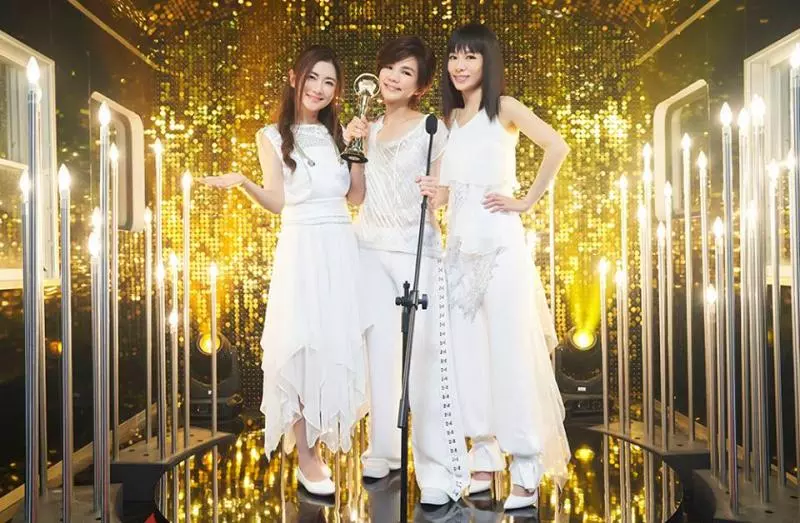 【田馥甄臉都崩壞啦!!】S.H.E新歌MV塑造17年前造型, Hebe戴假髮臉都僵了!網友: 確定是17年前造型?