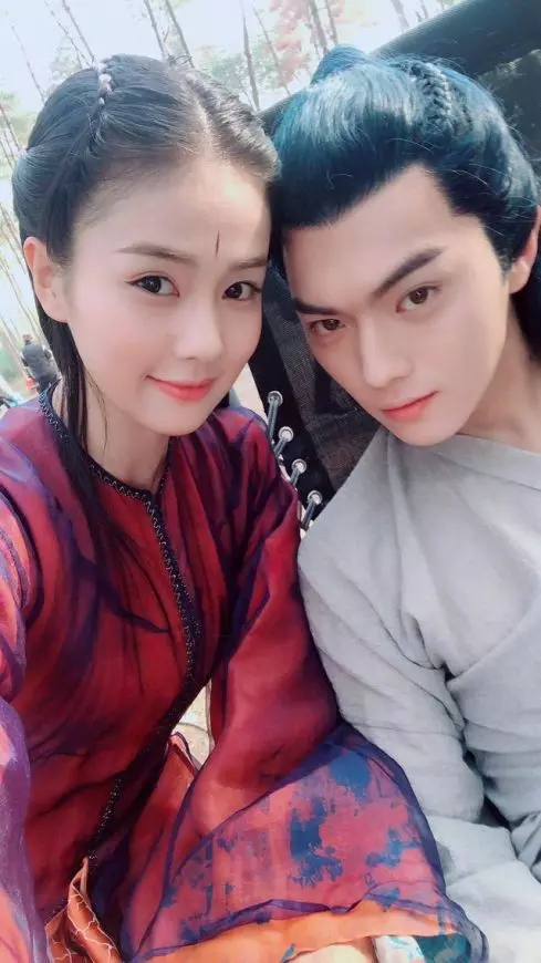 「傅恆」許凱新劇《招搖》一人分飾兩角!劇中女主角還是他的「正牌女友」!網友:比魏瓔珞美太多了!
