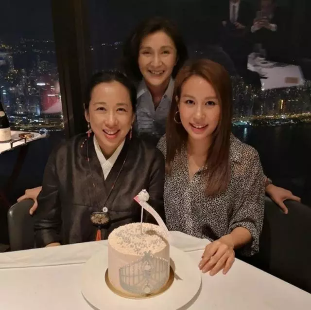 好友為朱玲玲慶祝60歲生日,踏入花甲之年依然保持凍齡!