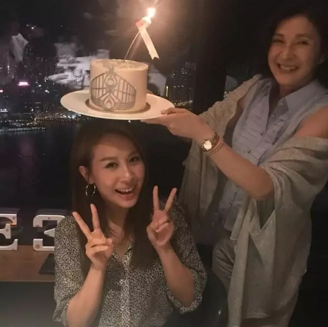 好友為朱玲玲慶祝60歲生日,踏入花甲之年依然保持凍齡!