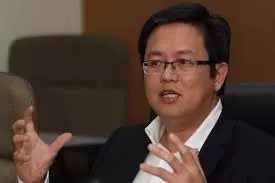 巫伊抱一起,馬華酸爆 !! 顏炳壽唱衰看死無法執政,評論家陳亞才忍不住嗆馬華:你們才是最慘的……