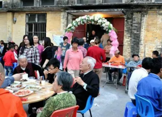 兒子打工五年未歸,兒媳說婆婆病重,兒回家後母親說一話兒子哭了