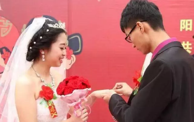 離婚一年後再婚,婚禮上卻看到前妻的身影,感慨人生不能重來