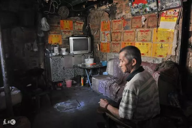 女兒出嫁窮父親送了張紙,下崗鬧離婚時打開一看,一年掙了幾十萬