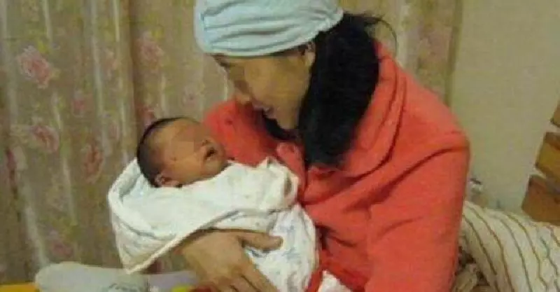 兒子失蹤我被老公拋棄,25年後參加女兒結婚,看見新郎官我愣了