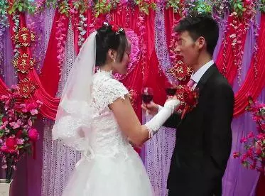 兒子失蹤我被老公拋棄,25年後參加女兒結婚,看見新郎官我愣了