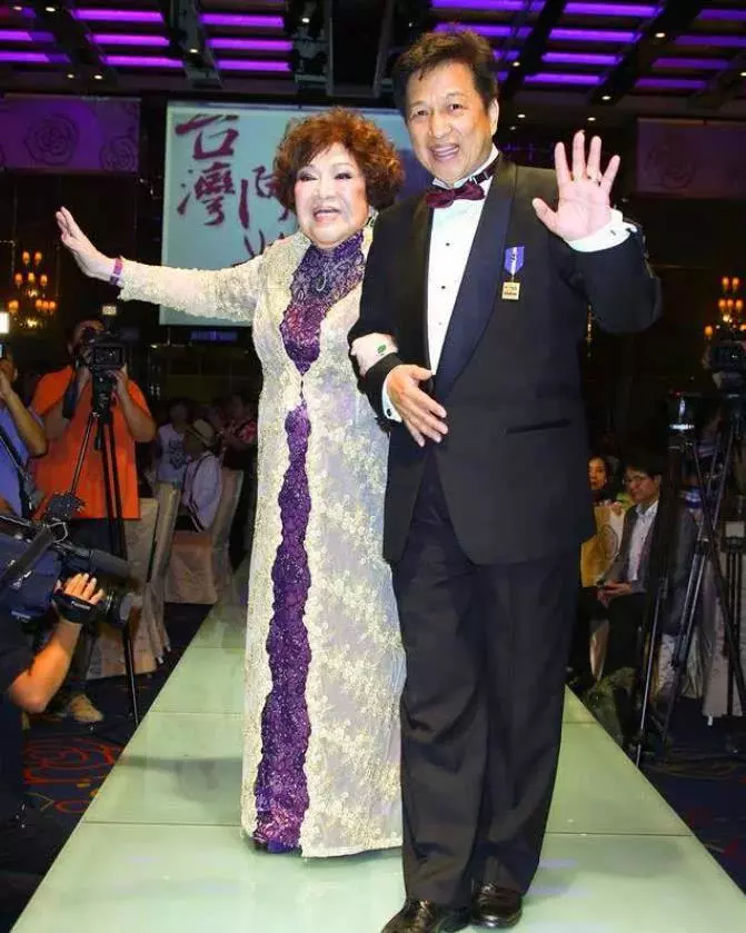 80歲周遊被曝豪擲1.5億,換外遇老公回家!花60萬狂打17針為重婚做準備!真是愛慘了他!
