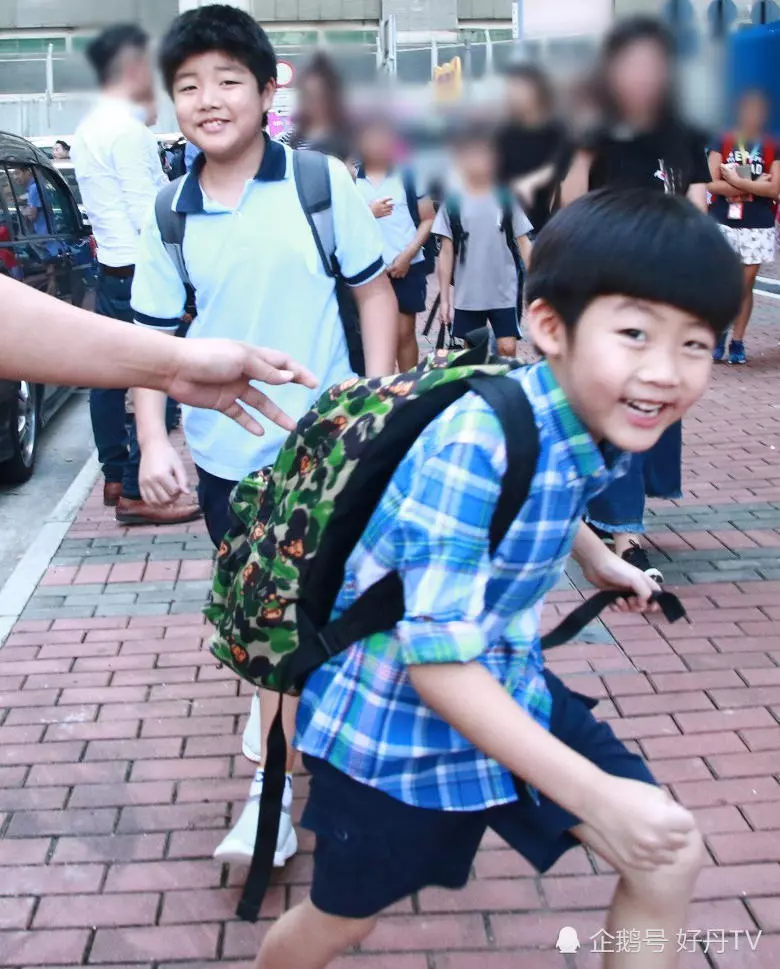 陳慧琳兩子放學照曝光,人工值入的次子,像極了媽媽!