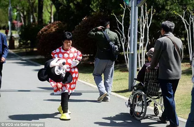 公園出現「米妮」收費跟大家合照 頭套摘掉竟是讓人心碎的老阿嬤