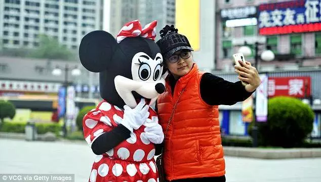 公園出現「米妮」收費跟大家合照 頭套摘掉竟是讓人心碎的老阿嬤