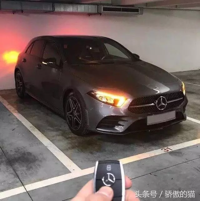 2019款奔馳換代A級現身停車場,車鑰匙逼格滿滿,奧迪A3壓力大了