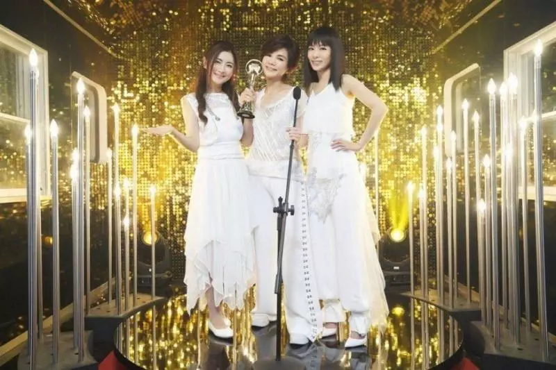 【滿滿青春回憶!】 S.H.E『神還原』17年前出道造型!網友:完全沒差!