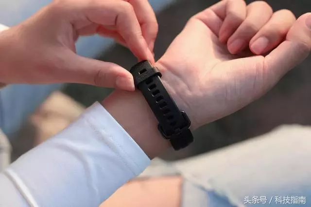 高顏值AMOLED彩屏的榮耀手環4,喜歡運動的妹子要不要來一個?