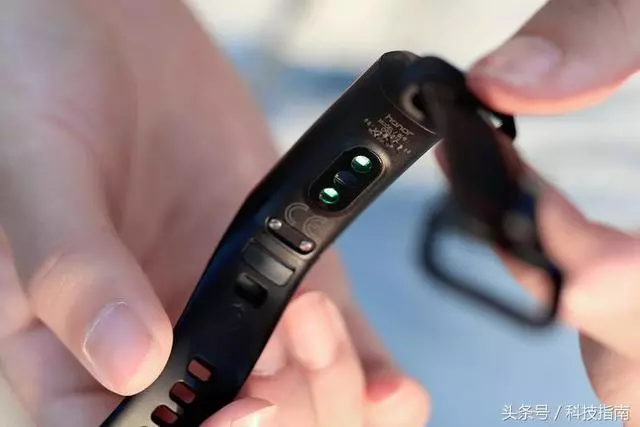 高顏值AMOLED彩屏的榮耀手環4,喜歡運動的妹子要不要來一個?