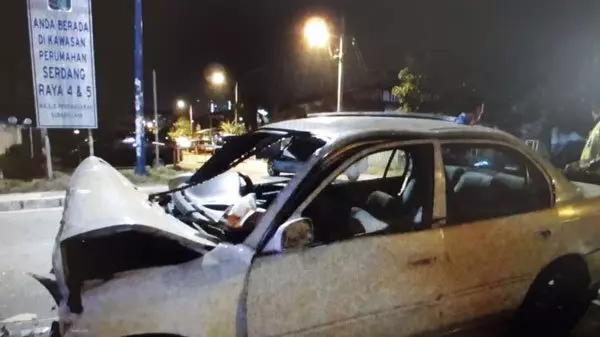 華女司機失控駛入對面車道,兩車迎面相撞,致華男當場夾斃司機座位!