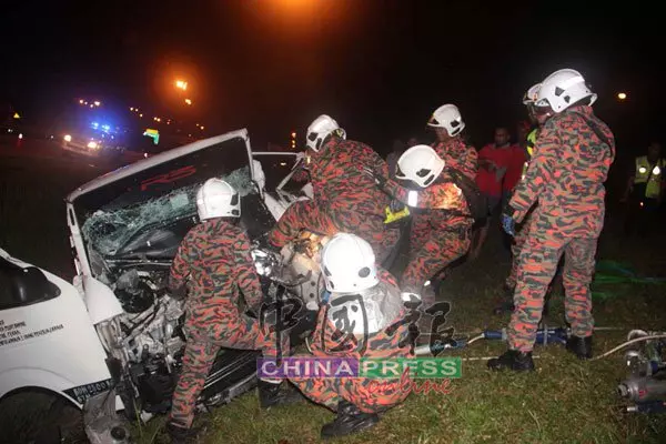 深夜趕車失神撞重型車-女司機-跟車員-重傷