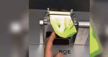 被做成了上古捲軸的手機,讓我看到了不會碎屏的未來!